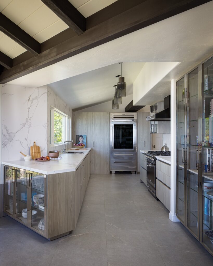 Luxury modern kitchen in La Jolla with custom handleless cabinetry by Inplace Studio