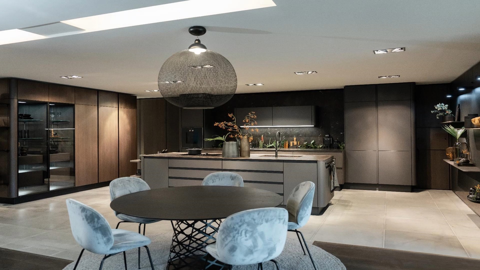 SieMatic SG6 kitchen with island and round dining table