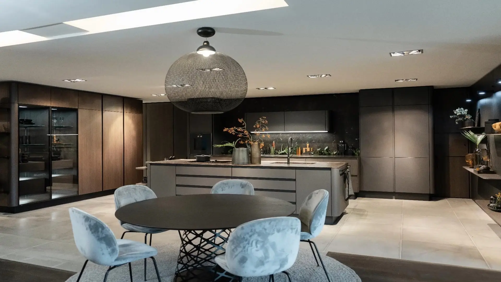 SieMatic SG6 kitchen with island and round dining table