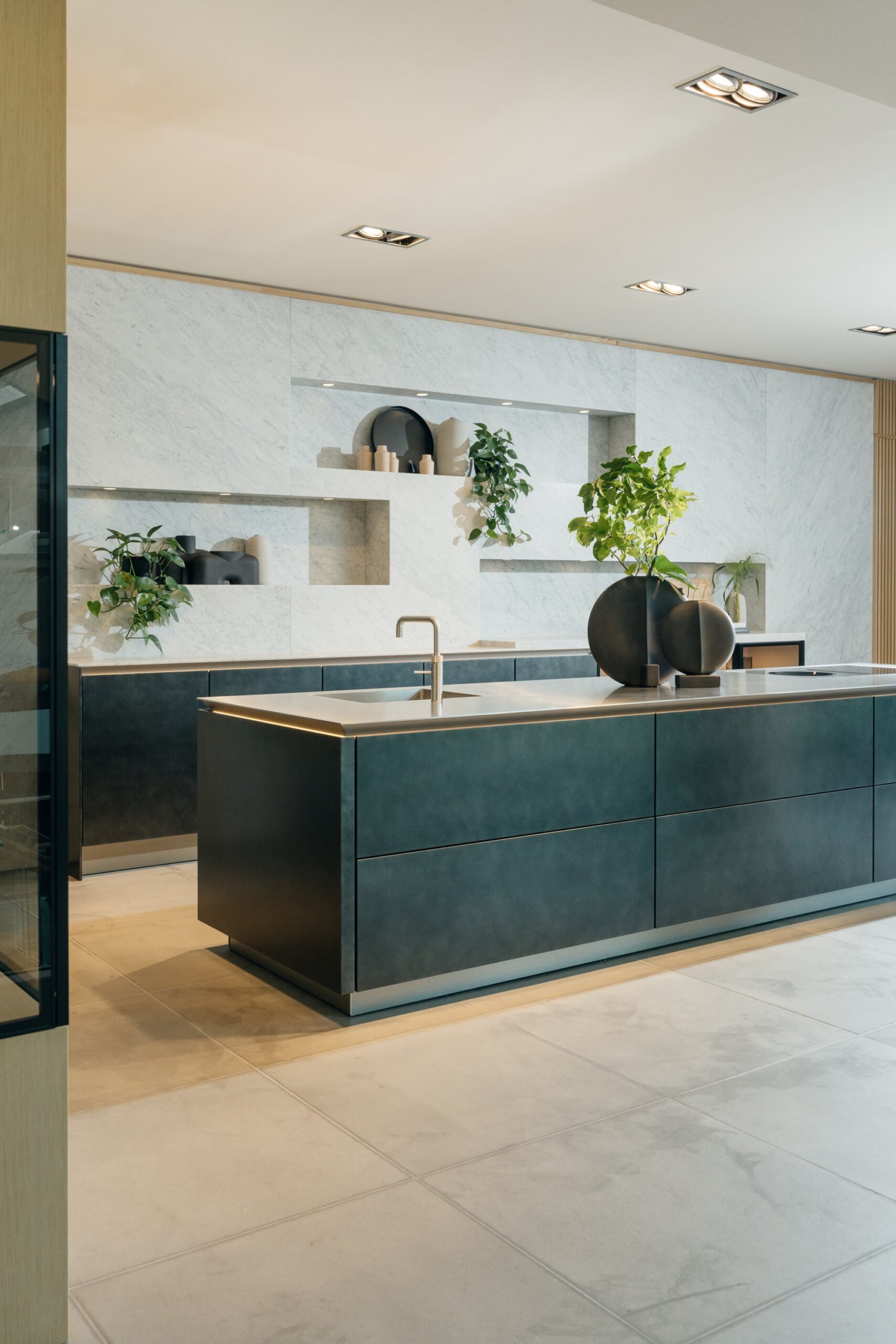 SieMatic SLX dark steel island with Carrara marble niche wall