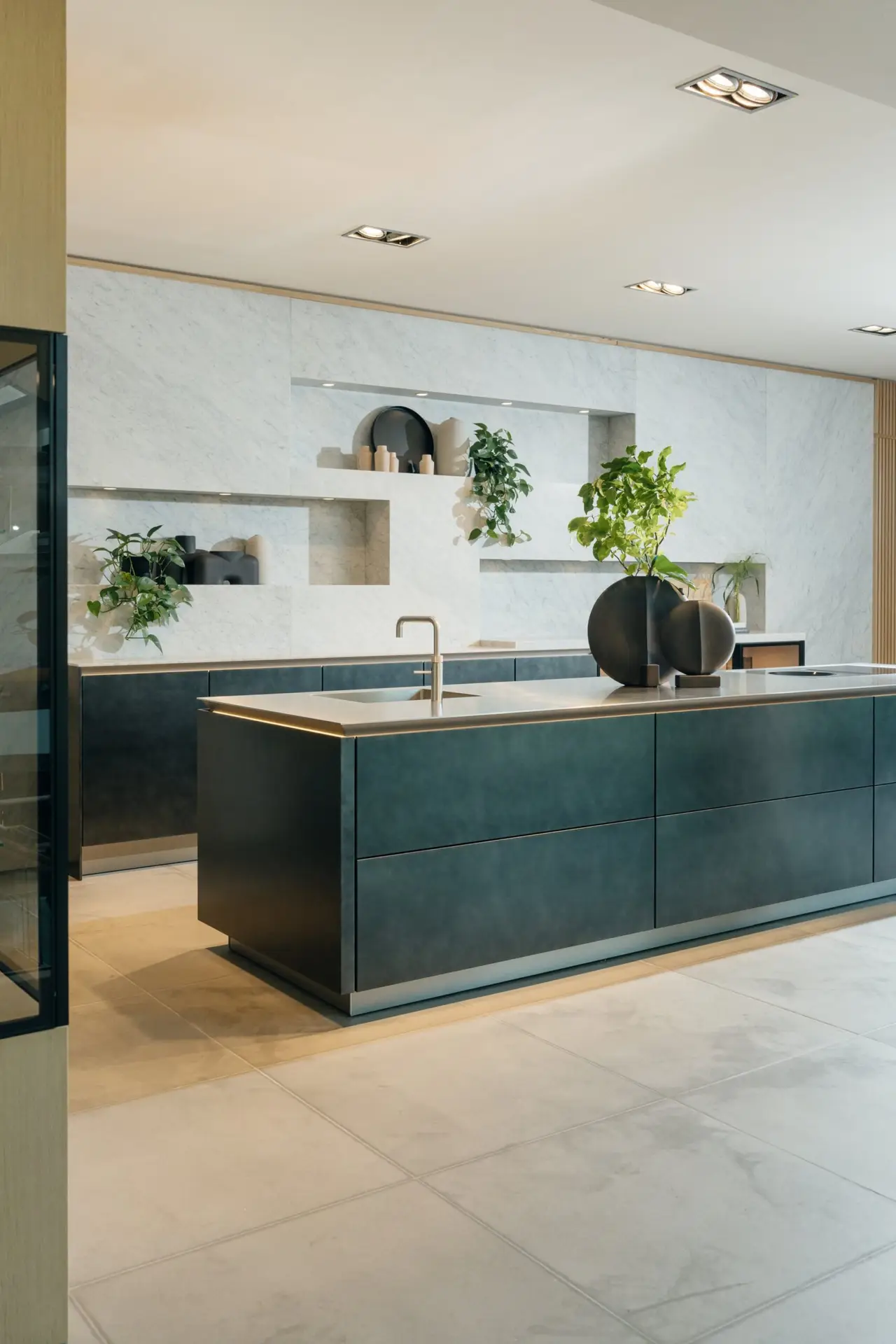 SieMatic SLX dark steel island with Carrara marble niche wall