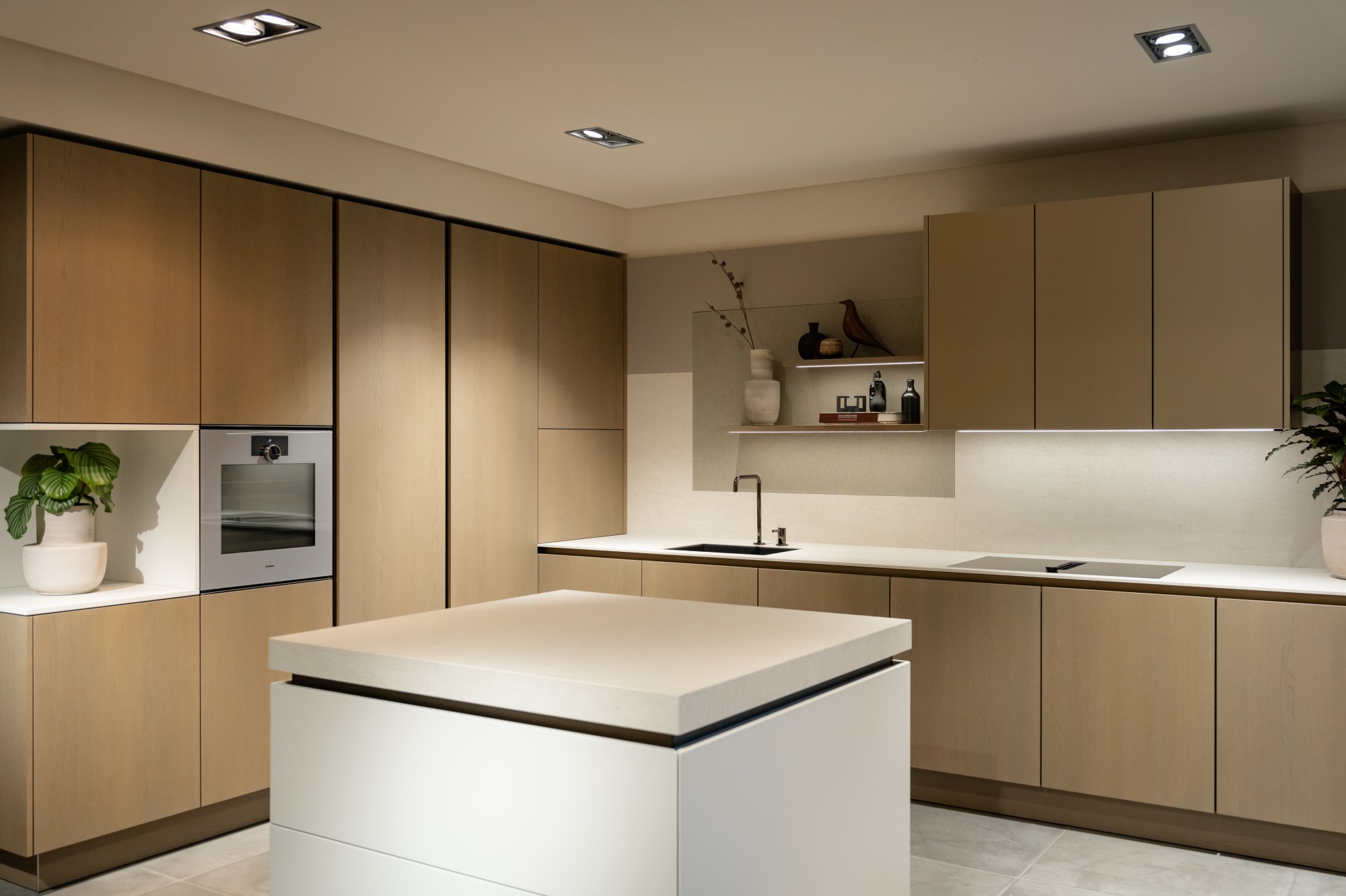 SieMatic SLX handleless oak kitchen with white monolith island