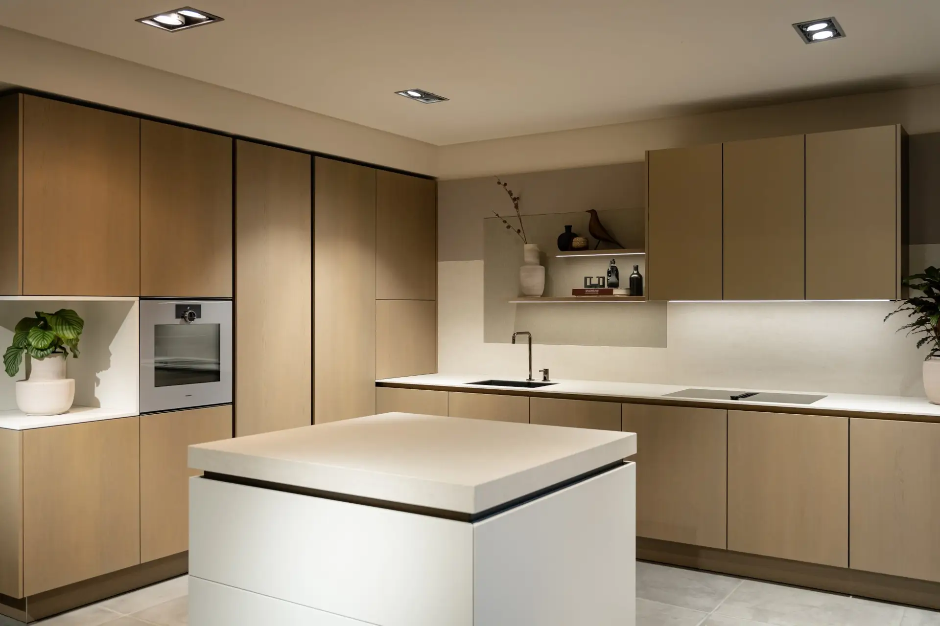 SieMatic SLX handleless oak kitchen with white monolith island