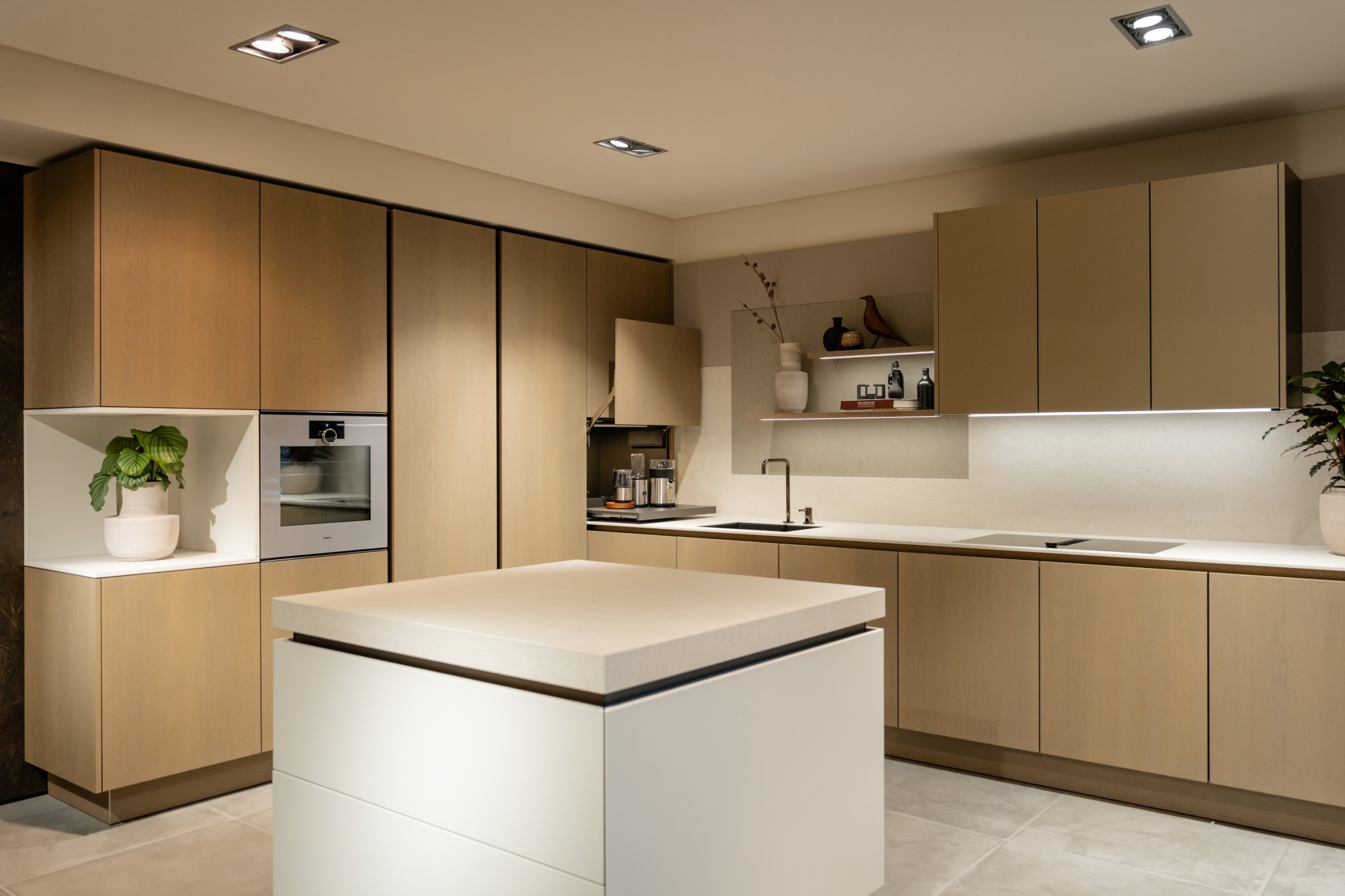 SieMatic SLX oak kitchen with recessed grip channels and stone island