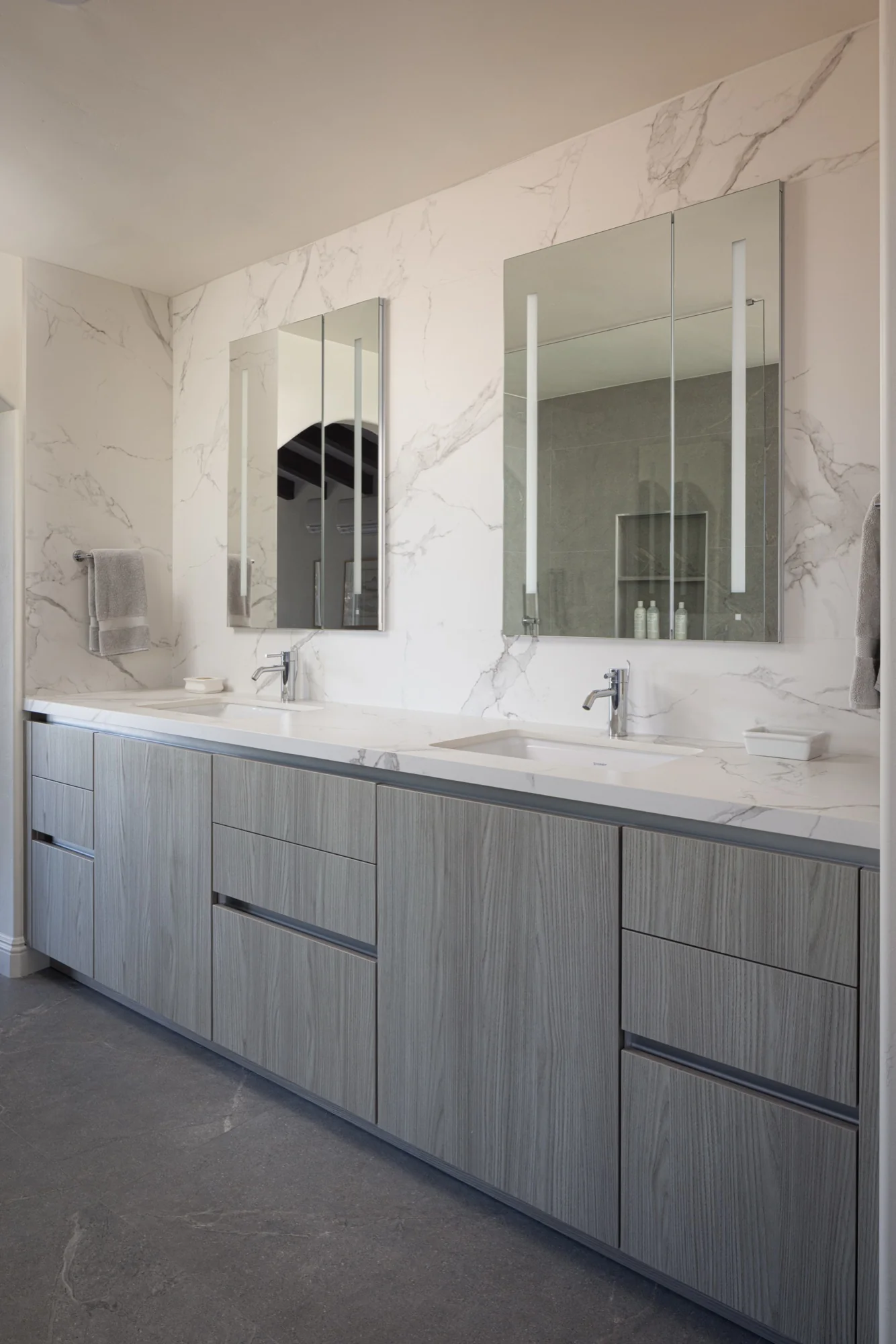 La Jolla bathroom double vanity with handleless cabinetry and Dekton backsplash