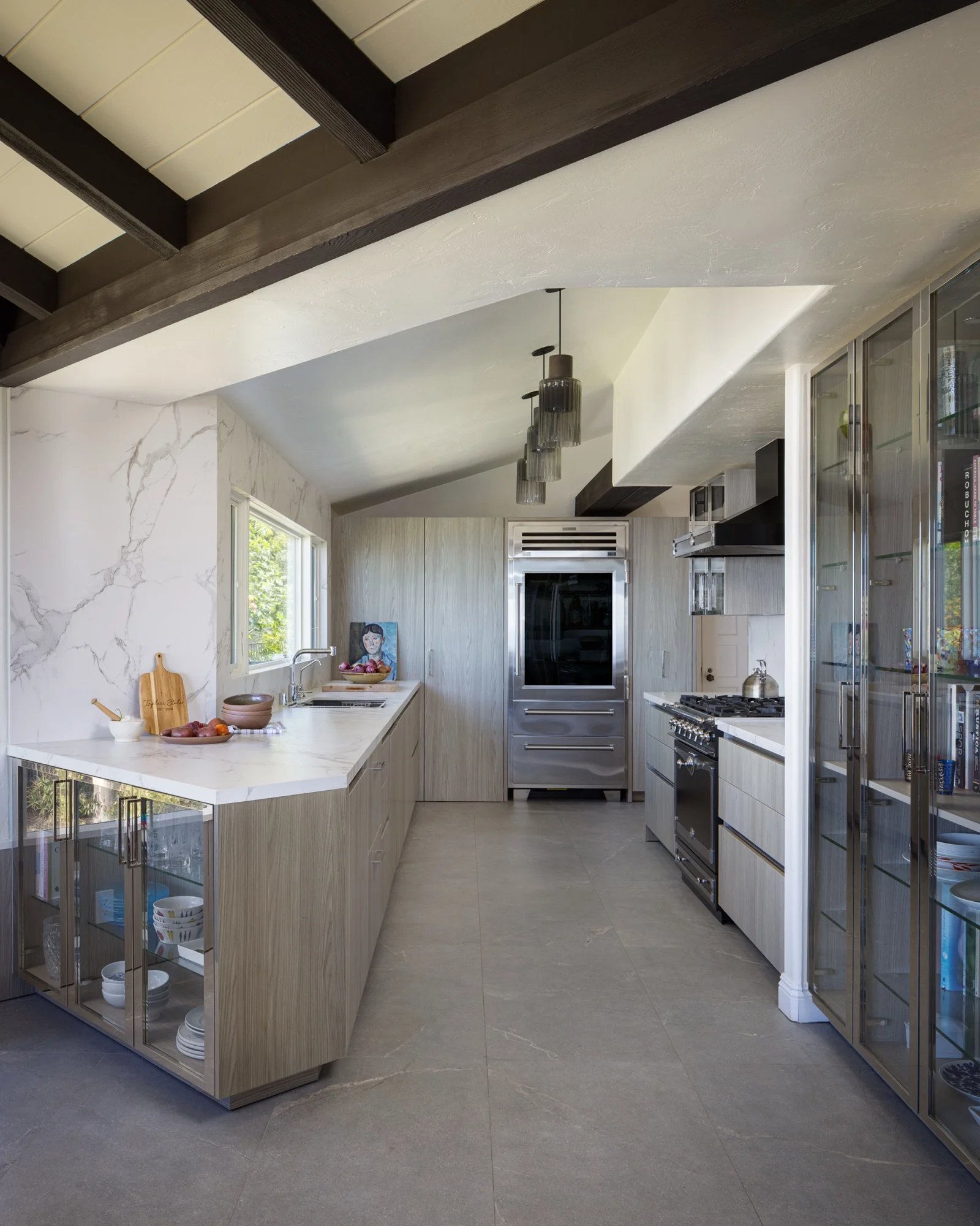 Luxury modern kitchen in La Jolla with custom handleless cabinetry by Inplace Studio